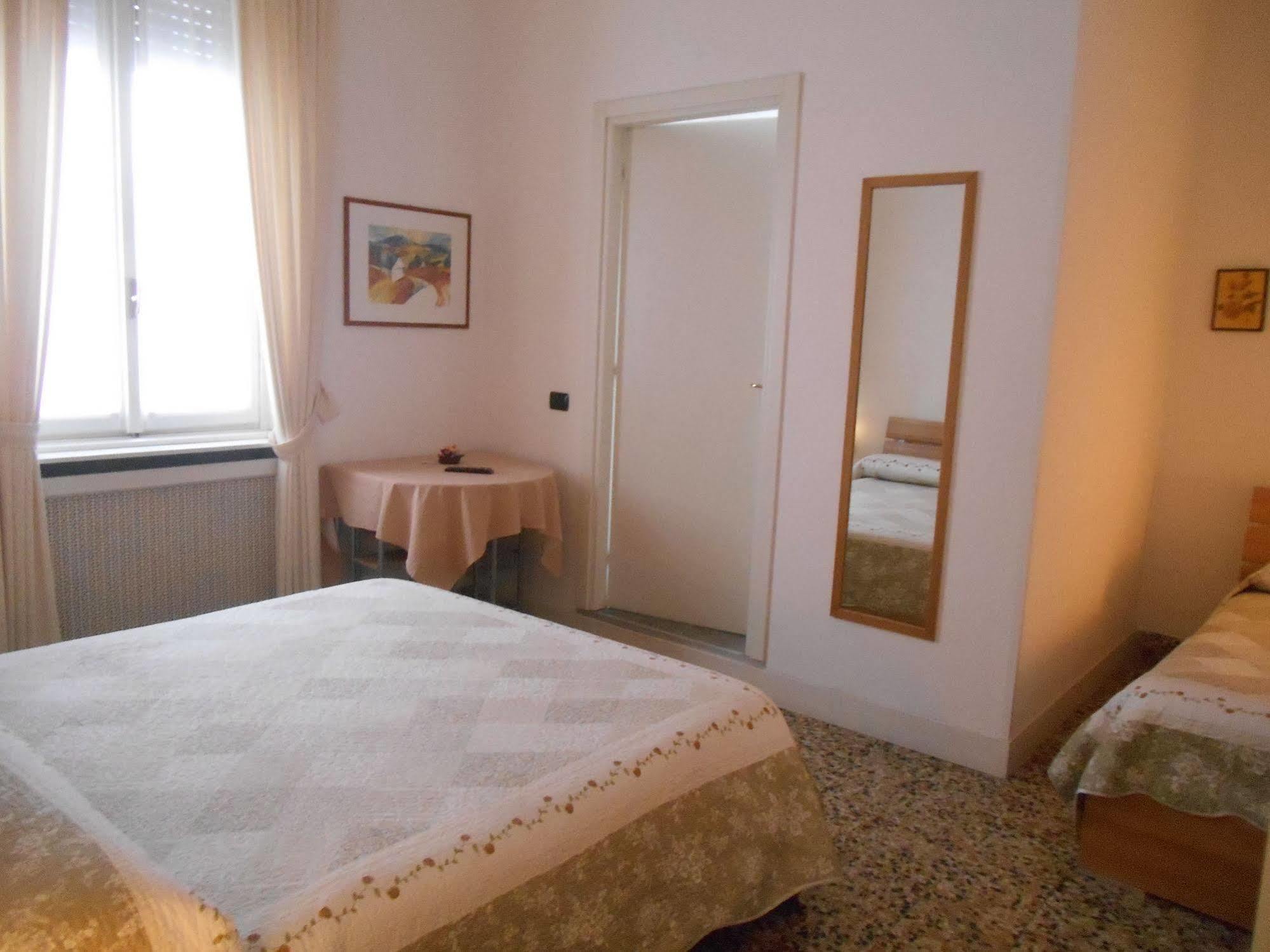 Bed and Breakfast Le Rose Malpensa Busto Arsizio Exterior foto