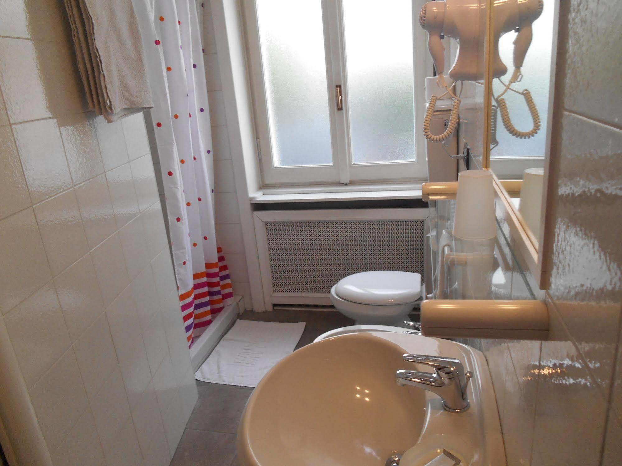 Bed and Breakfast Le Rose Malpensa Busto Arsizio Exterior foto